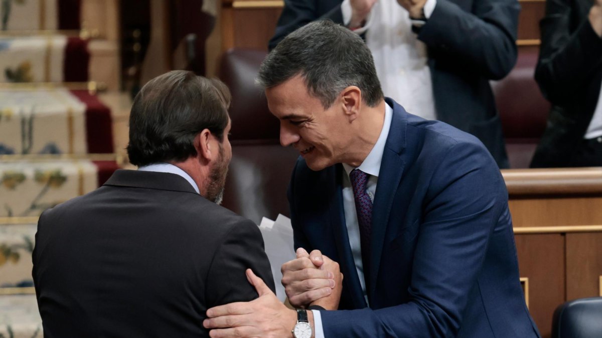 El diputado socialista, Óscar Puente (i) recibe la felicitación del presidente del Gobierno en funciones, Pedro Sánchez (d) tras la réplica al líder del Partido Popular y candidato presidencial, Alberto Núñez Feijóo durante la segunda votación a su investidura, este viernes en el Congreso.