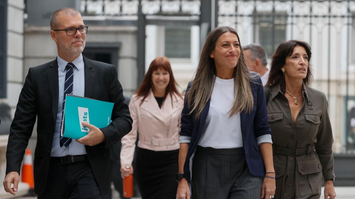 Los diputados de Junts per Catalunya Josep María Cruset (i), Miríam Nogueras (c) y Pilar Calvo (d) dirigiéndose al Congreso para el debate.