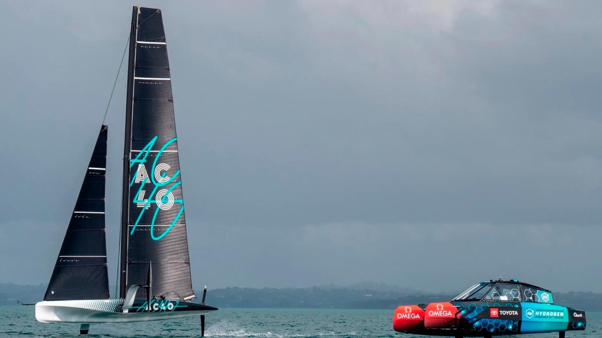 Un AC40, el foiling monocasco que entrenaría en Tarragona, junto a una lancha de apoyo que funciona con hidrógeno.
