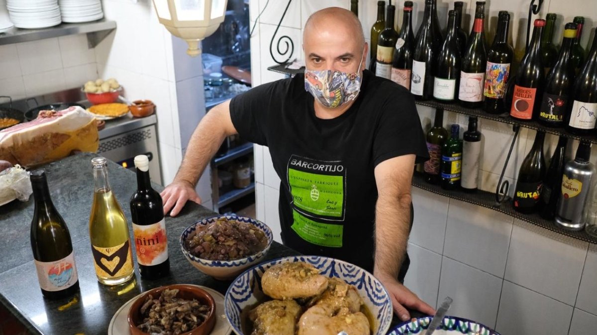 Santiago Masegosa con algunos de los platos del Tarraco a Taula en su bar.