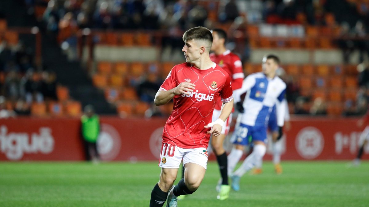Aarón Rey frente a su exequipo, el CE Sabadell, en el partido disputado en el Nou Estadi.