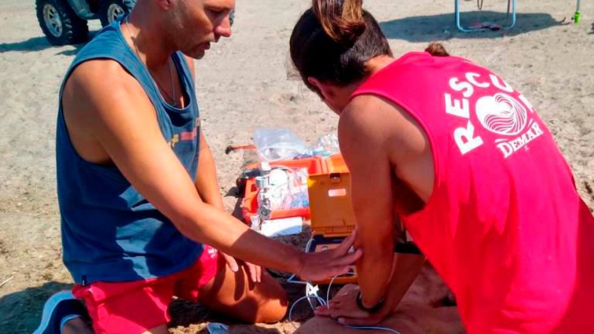 Imagen de archivo de socorristas de De Mar Rescue durante una reanimación esta misma semana.