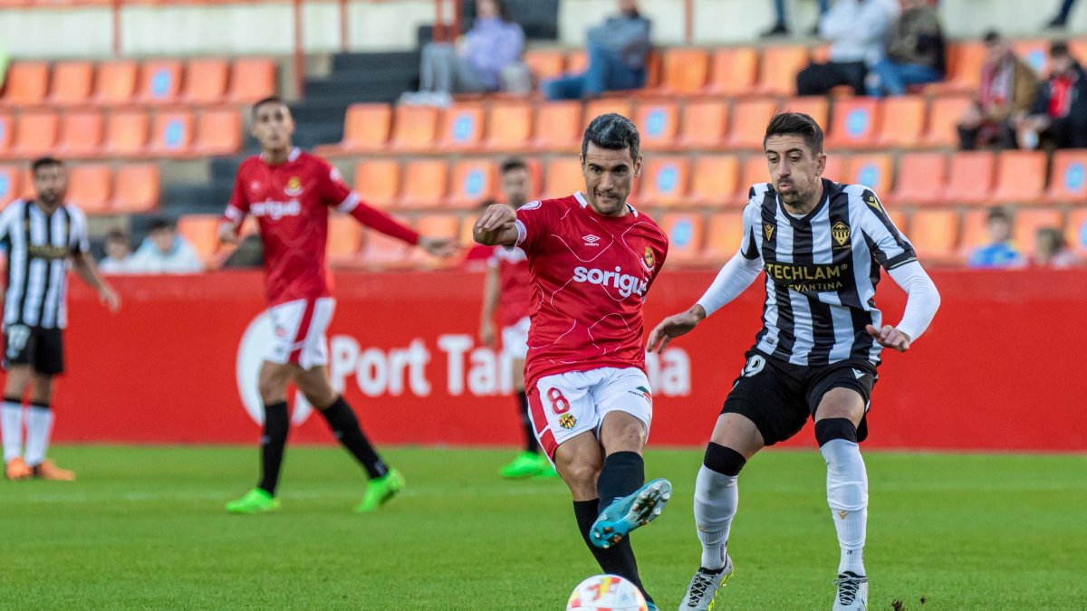 Pedro del Campo en un partido en el Nou Estadi Costa Daurada frente al Castellón.