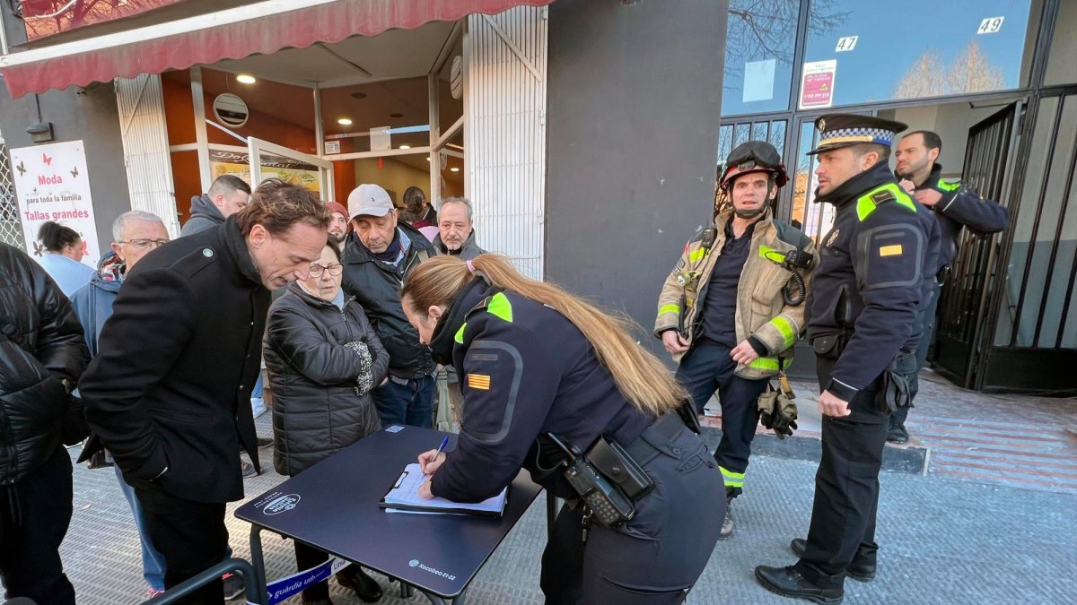 La Guàrdia Urbana coordinó las entradas de los vecinos para que pudieran recoger pertenencias, durante el día de ayer.
