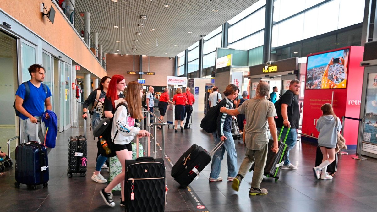 Algunos pasajeros en el interior de la terminal del Aeropuerto de Reus, hace unos meses.