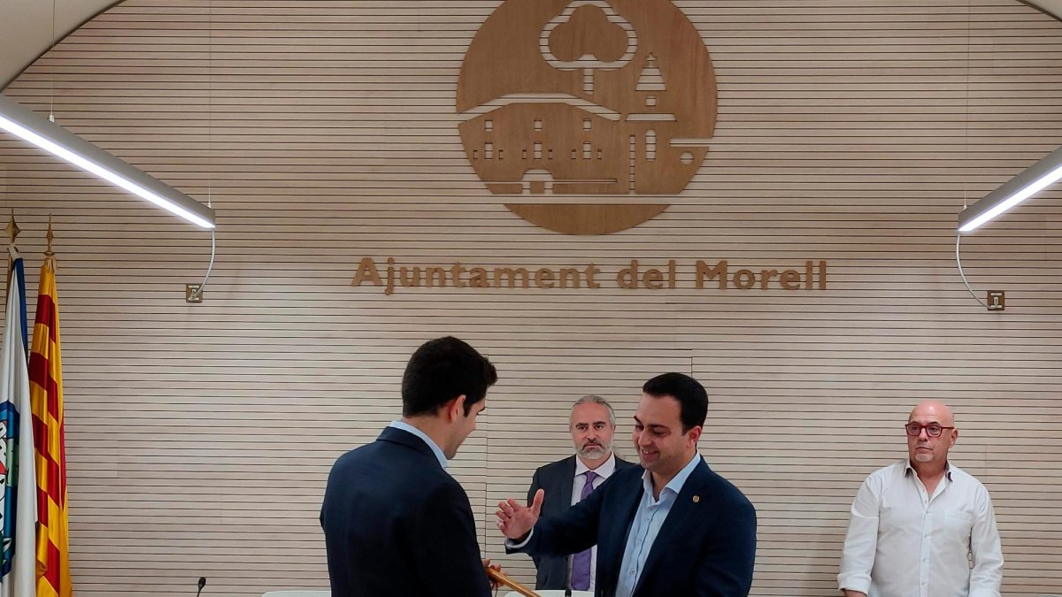 Eloi Calbet rep la vara d’alcalde del Morell.