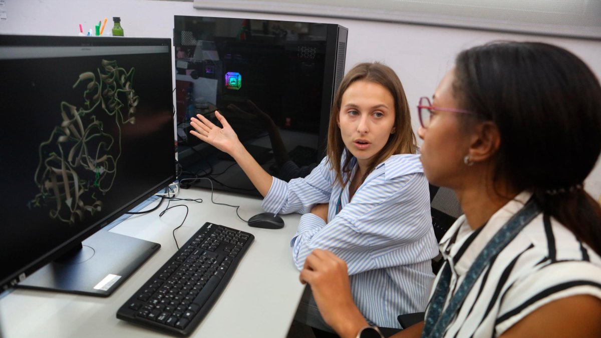 En una sesión en el laboratorio, en el Campus Sescelades, las investigadoras Ariadna Llop y Sara Fadlallah.