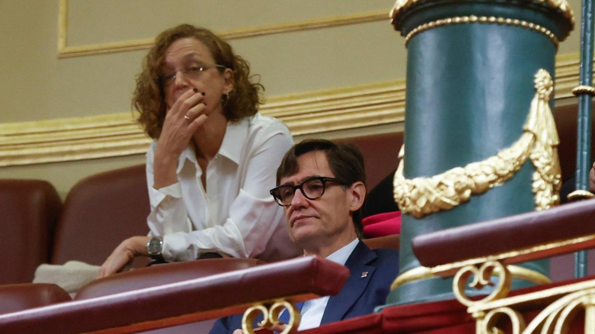 El líder del PSC, Salvador Illa, en la tribuna de invitados del Congreso para asistir a la segunda jornada de la investidura este jueves en Madrid. El secretario general del PSOE, Pedro Sánchez, previsiblemente, logrará ser reelegido presidente del Gobierno tras superar la investidura con el apoyo de 179 diputados.