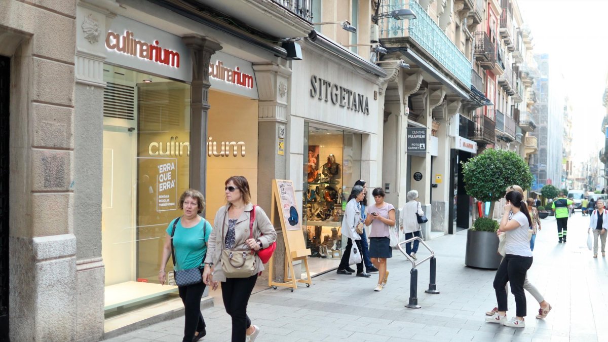 Gente paseando por la arteria comercial de la calle Llovera de Reus, este pasado mes de agosto.