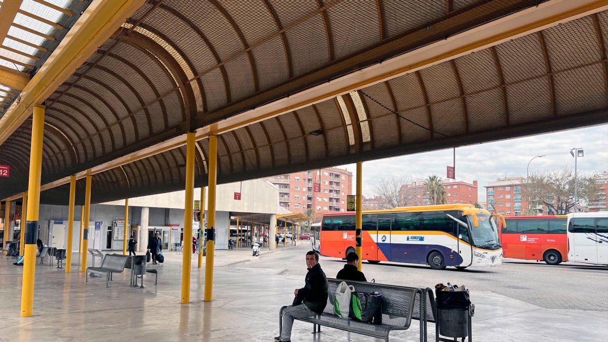 La estación de autobuses, que espera reformas, será parte de la intervención global.