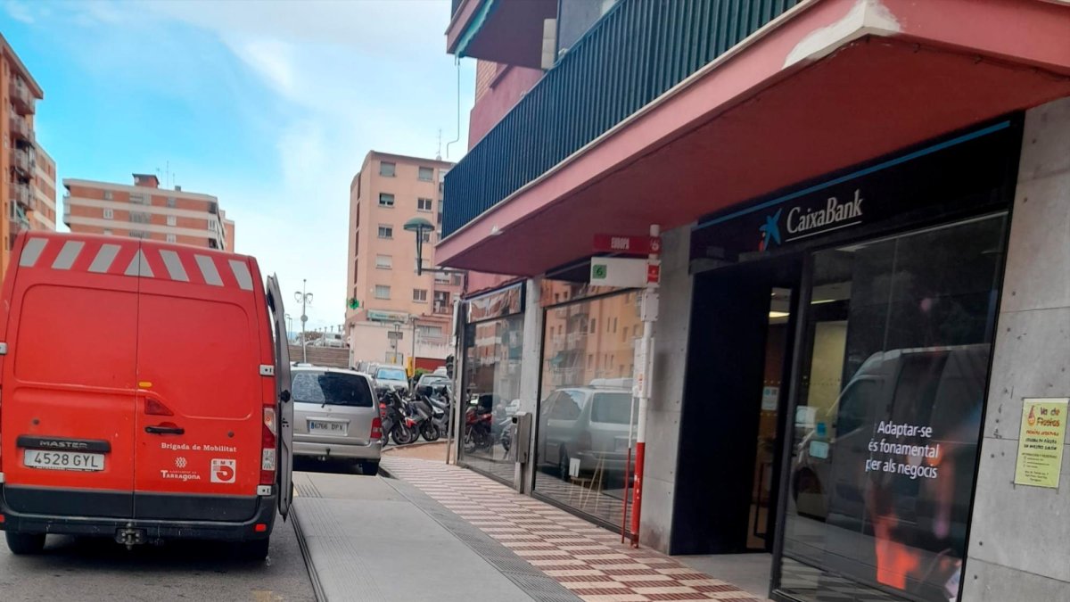 Plataformas colocadas estratégicamente para el beneficio de los autobuses i de la población.