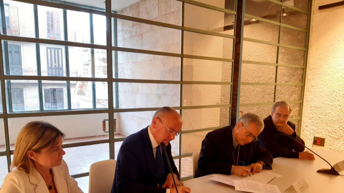 Carles Pellicer y Joan Planellas, firmando el convenio de colaboración, esta tarde.
