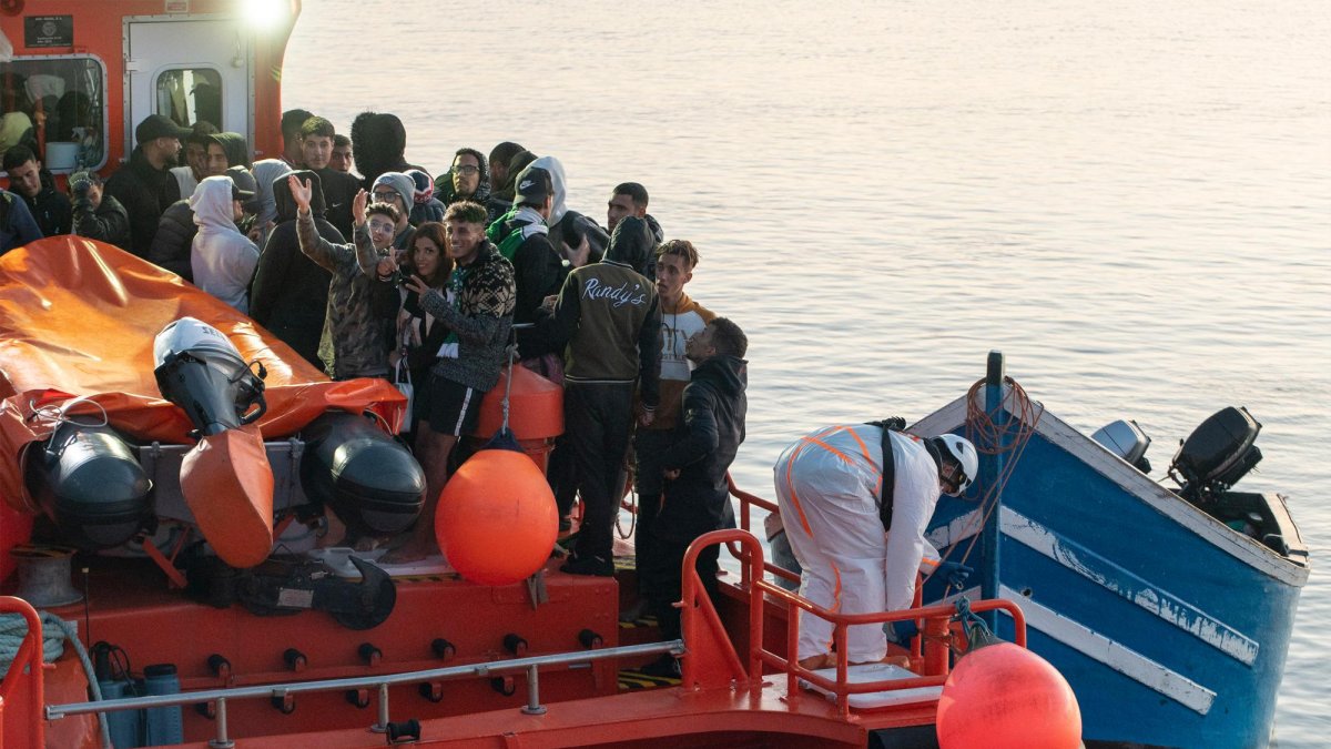 Salvamento Marítimo desembarcando ayer a 98 migrantes que viajaban en patera a Lanzarote.