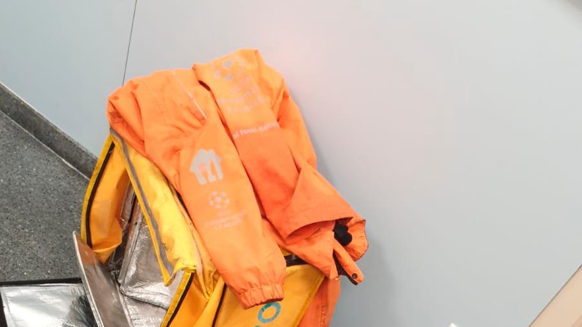 Un agente de la Guàrdia Urbana de Reus con la droga y el dinero incautado.