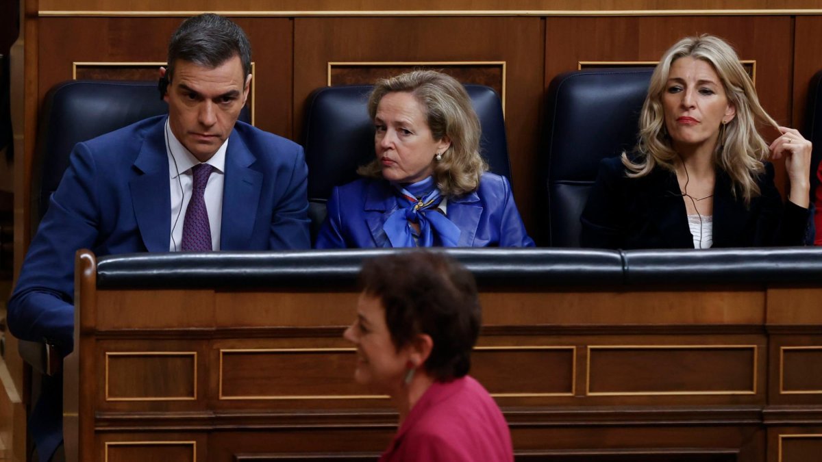 El secretario general del PSOE, Pedro Sánchez, y las vicepresidentasdel Gobierno en funciones, Nadia Calviño (c) y Yolanda Díaz ven a la portavoz de EH Bildu, Mertxe Aizpurua, dirigirse al estrado.