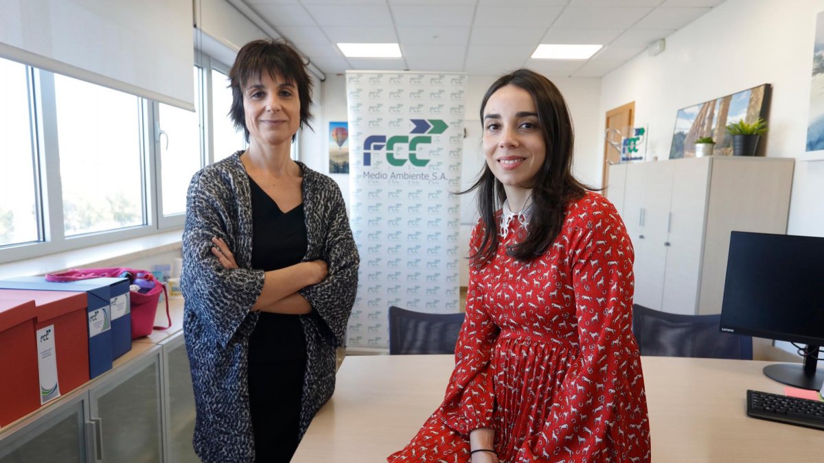 Angie Luque i Esther Temprano, a la seu de FCC Medio Ambiente a Tarragona.