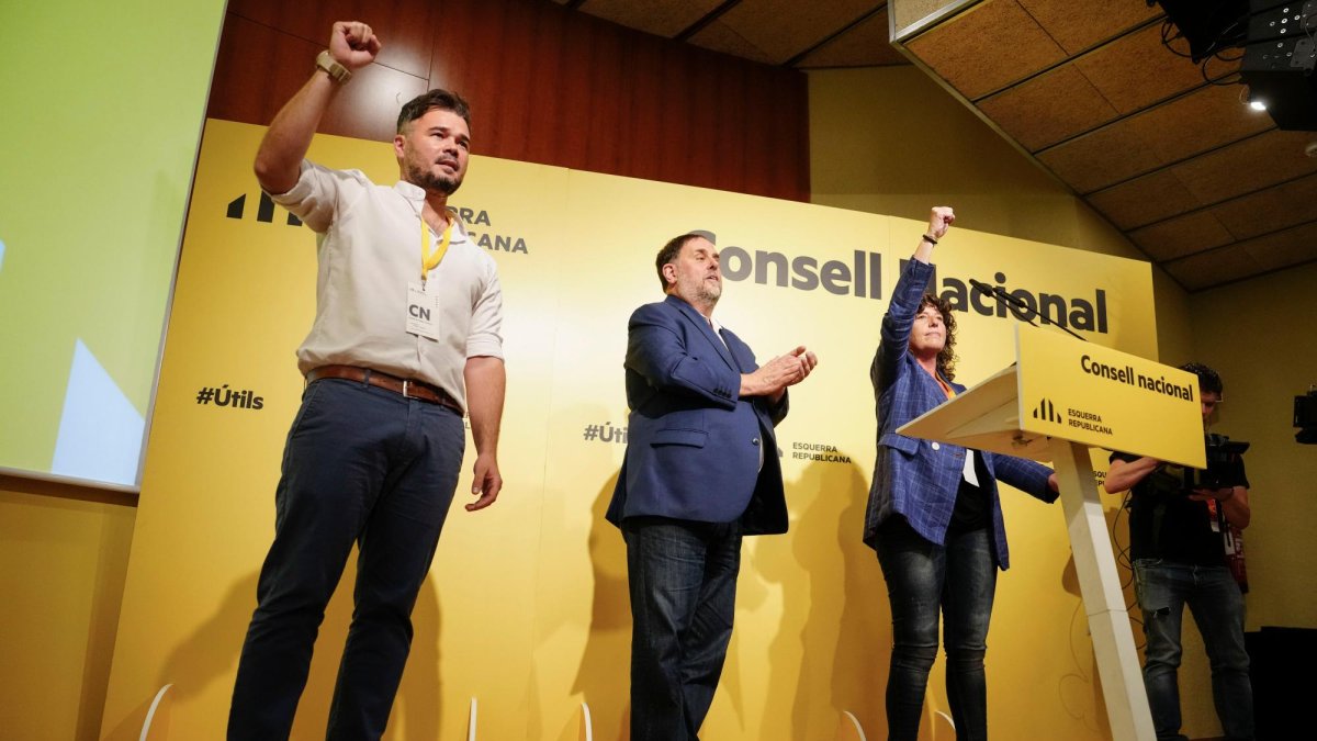 El presidente de ERC, Oriol Junqueras (c), junto a Gabriel Rufían y Teresa Jordà, cabezas de lista para las elecciones generales, durante el Consejo Nacional del partido que se celebra este sábado en Barcelona.