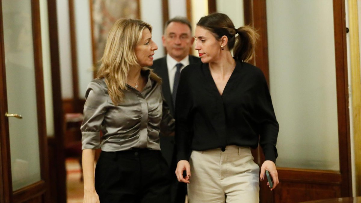 La ministra de Trabajo, Yolanda Díaz (c), y la ministra de Igualdad, Irene Montero, tras la sesión de tarde del pleno del Congreso de los Diputados, este martes en Madrid.