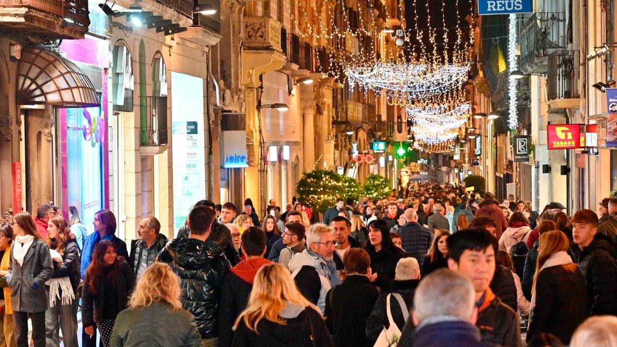 La calle Llovera, llena de gente ayer por la tarde, en pleno puente de la Purísima.