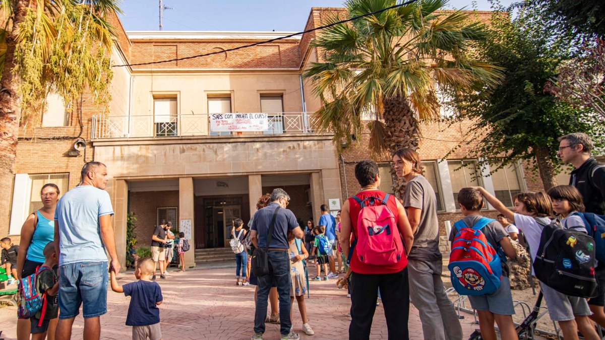 Las familias llevan a sus hijas e hijos a la Escola El Miracle de la ciudad de Tarragona.