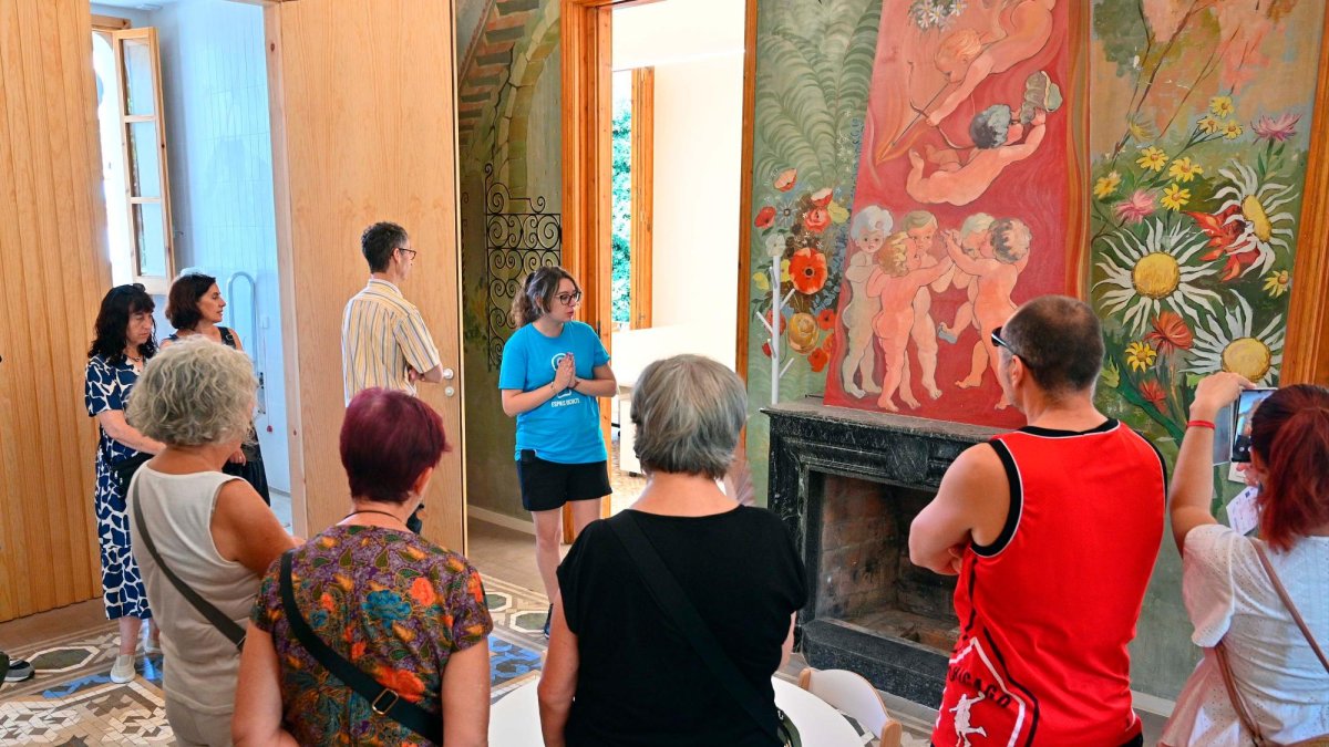 Un instante del recorrido por el interior del edificio modernista, que se ha rehabilitado, ayer.