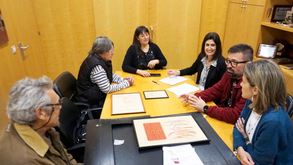 El momento de la firma de las piezas.