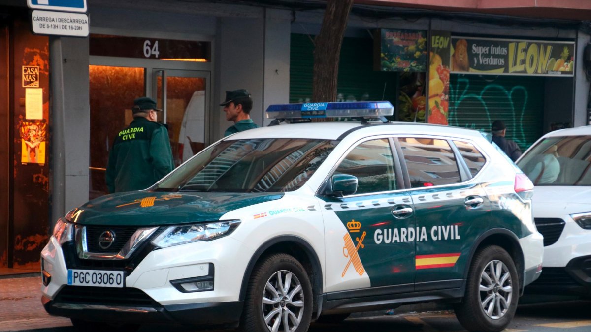 Dos agentes delante de un bloque de la avenida Ramón y Cajal de Tarragona, hoy.