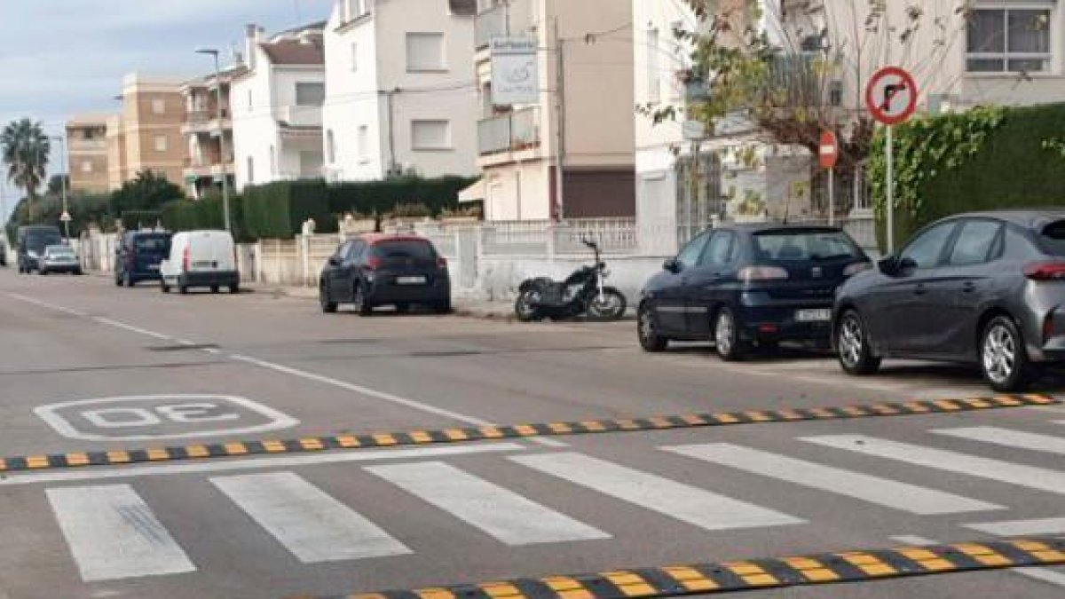 Cunit instala bandas rugosas para reducir la velocidad en diversas calles