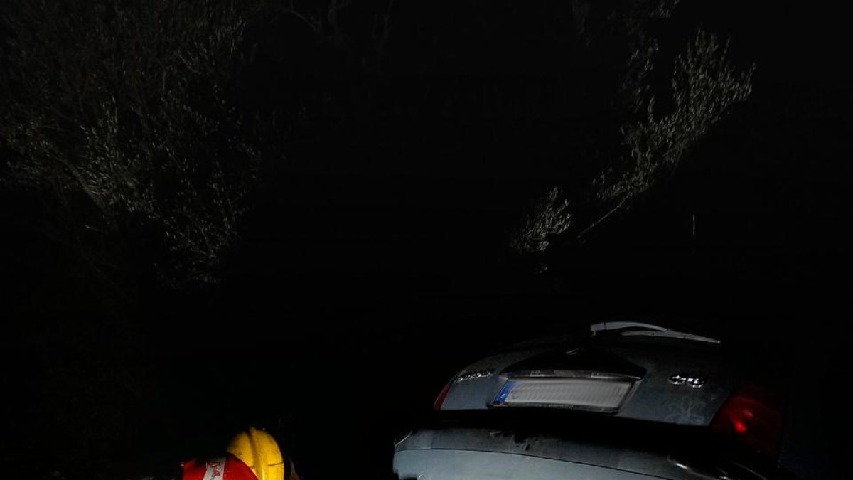 Los bomberos fijaron el coche antes de abrirlo y sacar al conductor atrapado.