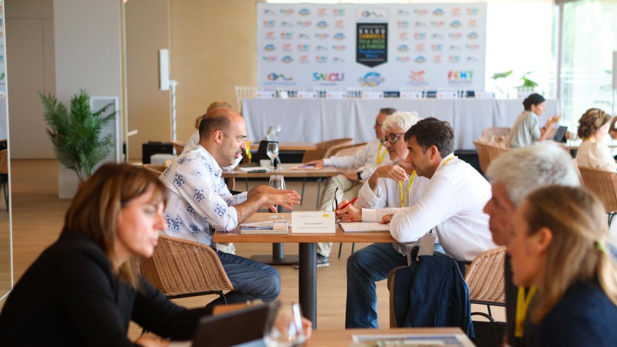 Los directores territoriales de la Agència Catalana de Turisme de la Generalitat, en el encuentro con los empresarios del sector.