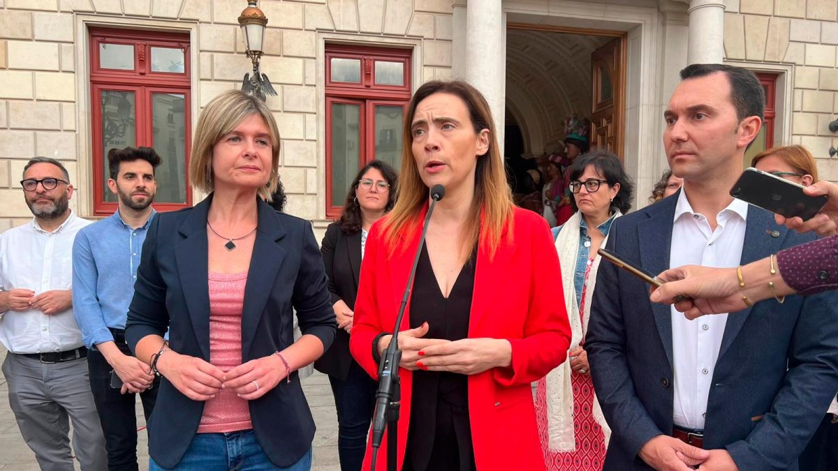 En el centro, Sandra Guaita (PSC) junto a Noemí Llauradó (ERC), Daniel Rubio (Ara Reus) y el resto de concejales.