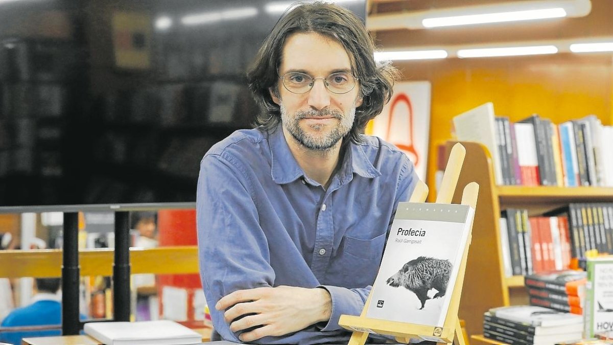 Raül Garrigasait a la llibreria La Capona, on va presentar ‘Profecia’.