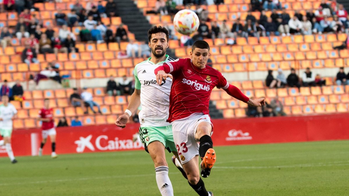 Èric Montes disputa un balón durante el partido ante Osasuna Promesas en el Nou Estadi.