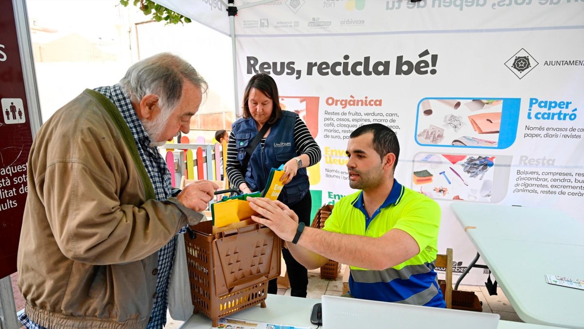 Dos educadores ambientales en una