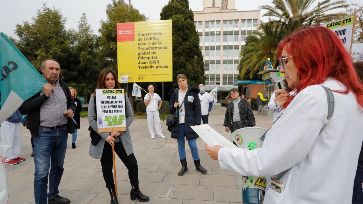 Lectura del manifiesto durante la protesta frente al Hospital Universtari Joan XXIII.