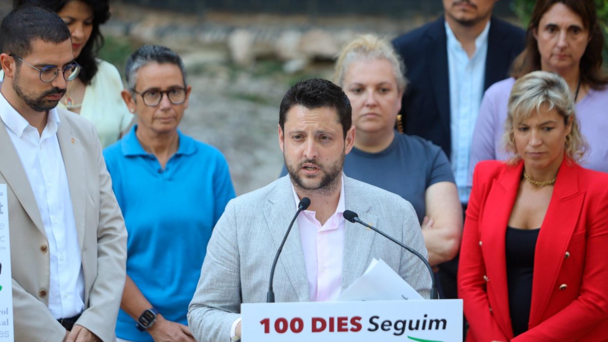 Viñuales, en una imagen de la pasada semana con miembros de su ejecutivo municipal.