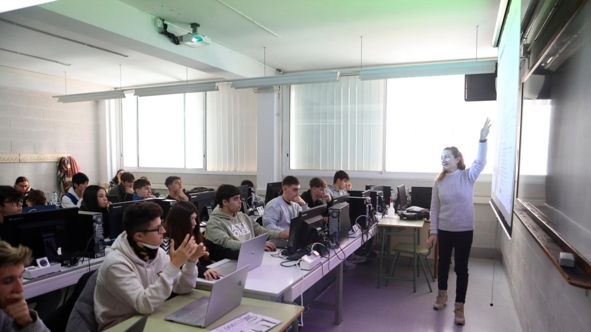 Alumnos del Grado Medio de Sistemas Microinformáticos y Redes, en el INS Baix Camp, uno de los ciclos con más demanda.