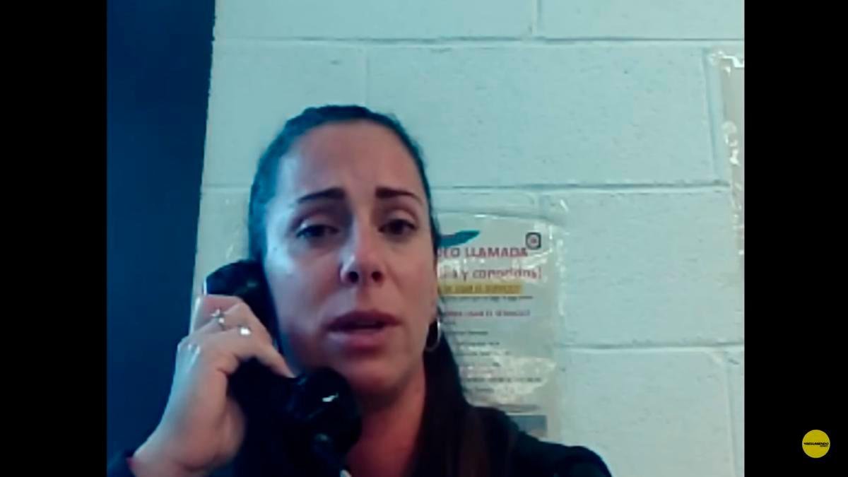 Rosa Peral, en el teléfono de la cárcel de Tarragona.