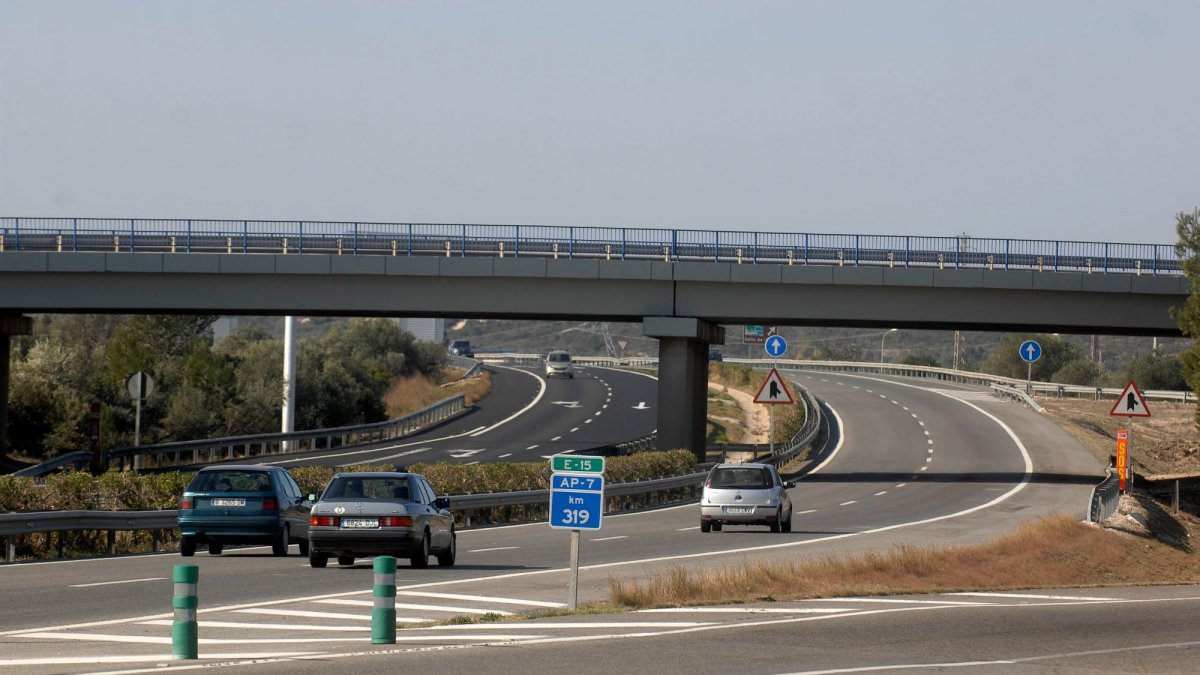 La autopista AP-7 a su paso por el término de L’Aldea, con dos carriles por sentido.