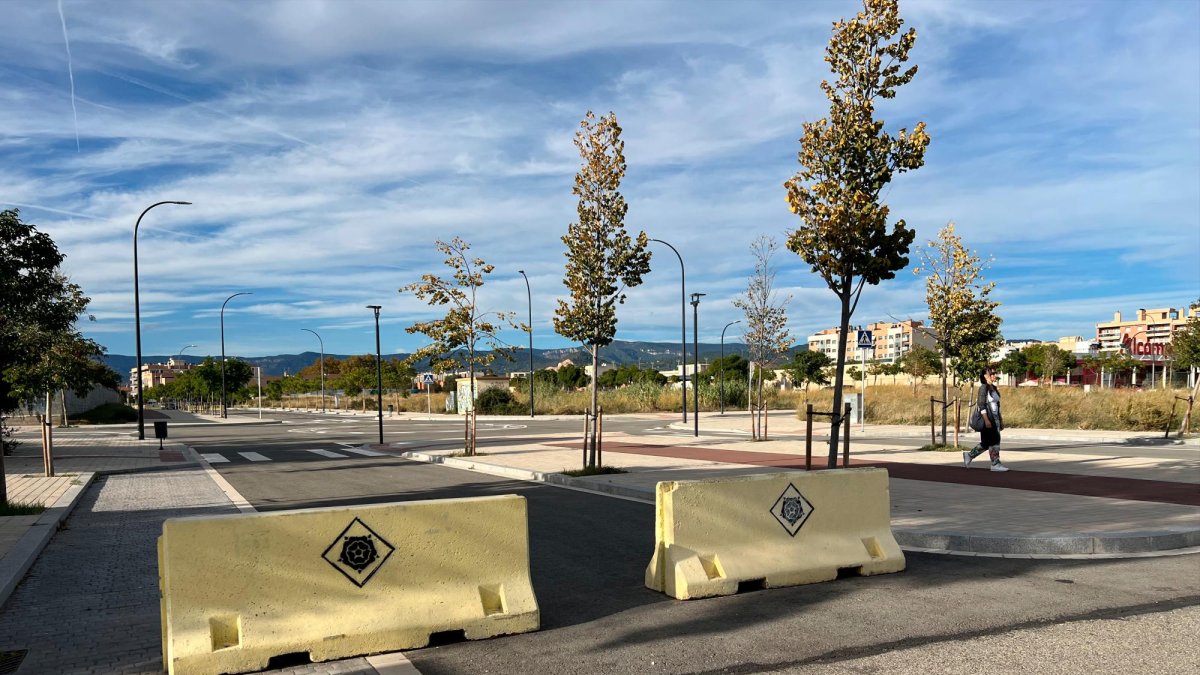 Las barreras de hormigón vuelven a impedir el paso de vehículos.