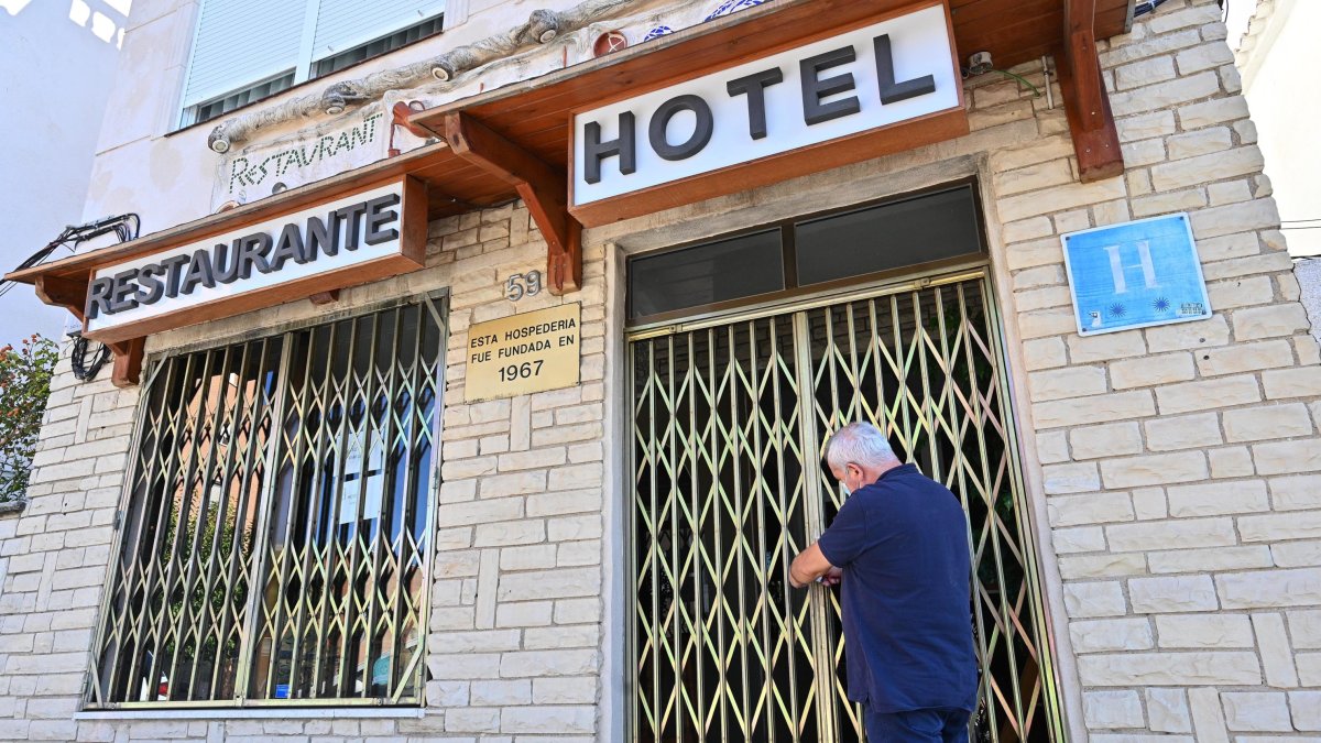 Javier Rojano echando el cierre al hotel MR de Torreforta.