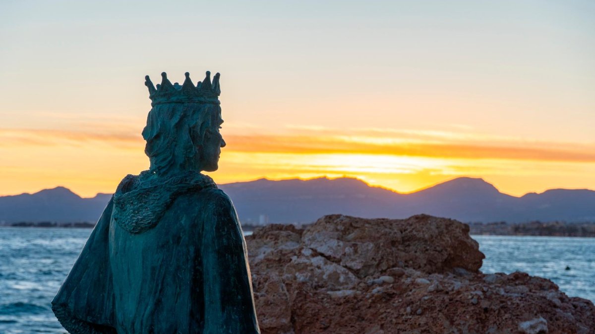 La escultura de Jaume I en Els Pilons.
