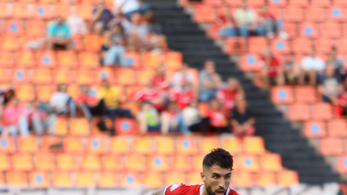 Marc Trilles ante el Numancia, minutos antes de caer lesionado.