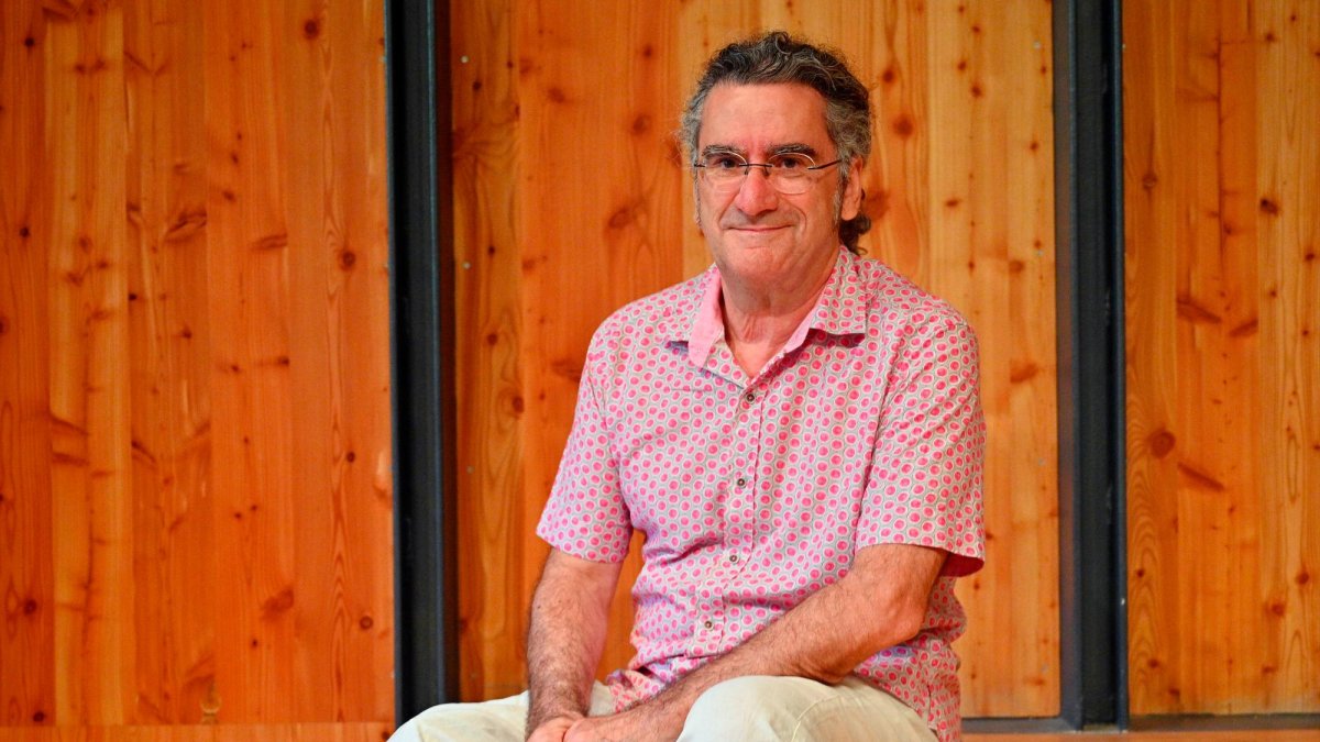 Además de ser músico, Álvarez ha centrado su vida profesional en el ámbito de salud pública y el medioambiente.