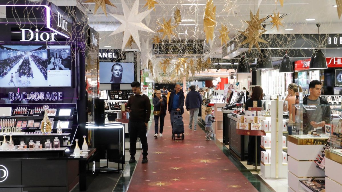 El crecimiento turístico reabre el debate de abrir los domingos.