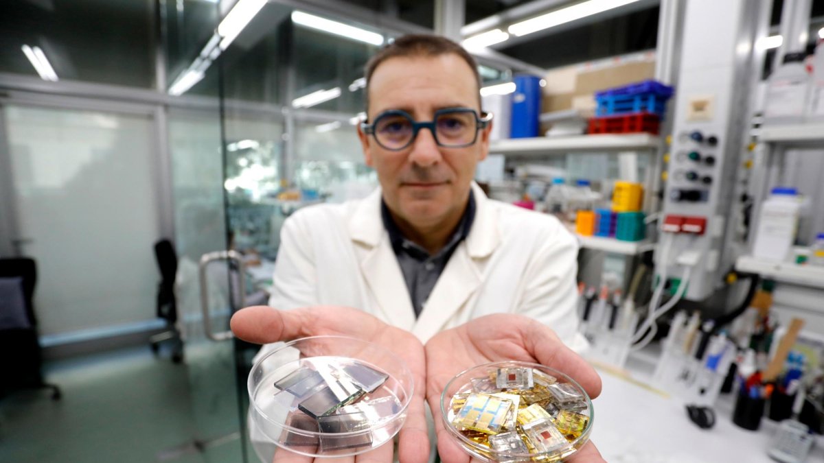 Emilio Palomares, deirector del Institut Català d’Investigació Química (ICIQ), muestra unos catalizadores.