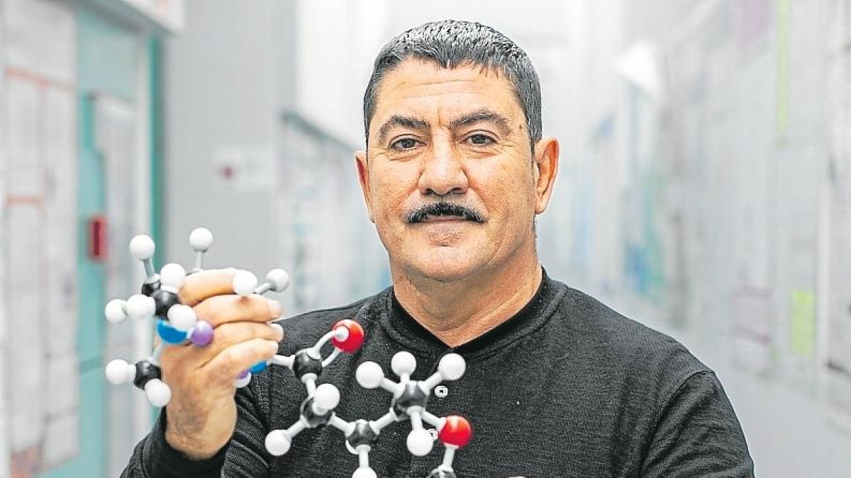 Licenciado en Ciencias Químicas por la Universitat de Barcelona y Doctor por la Universitat Rovira i Virgili (URV).