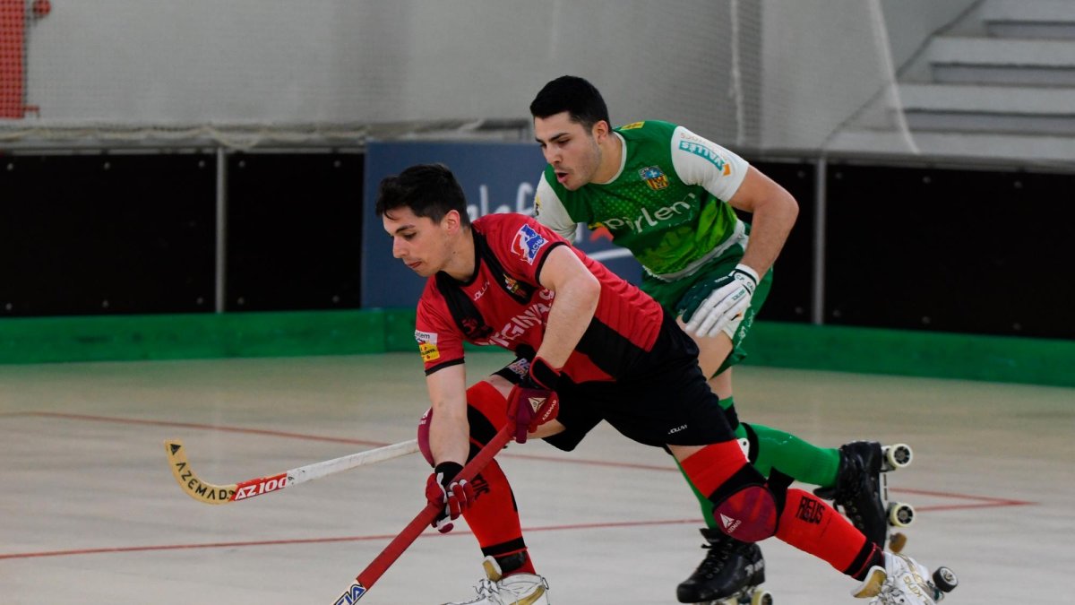 Compagno y Jan Escala disputan una bola durante el Calafell-Reus Deportiu