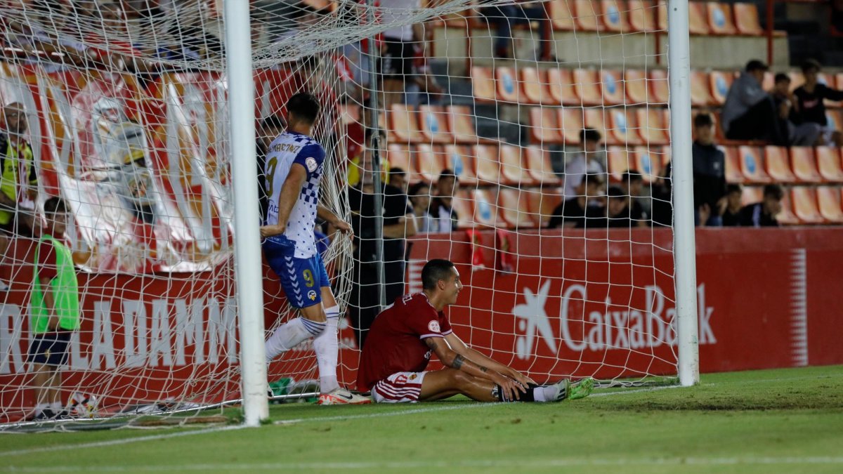 El jugador del CE Sabadell, Manel Martínez, se gira hacia la grada.