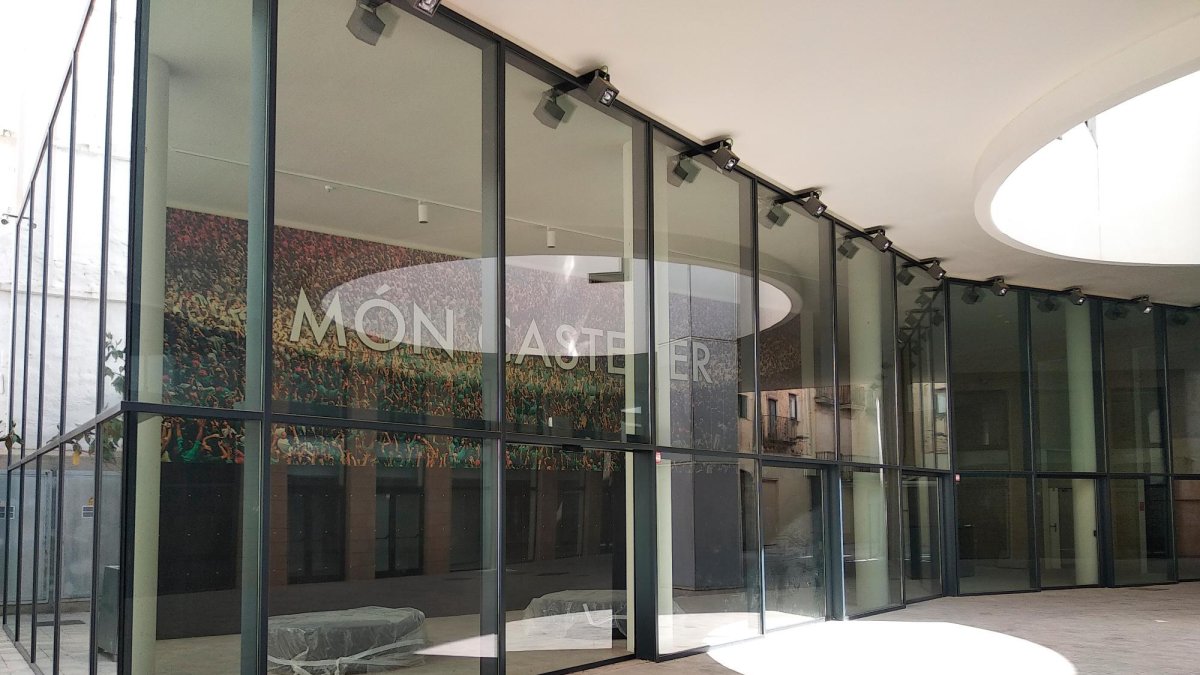 Una setmana abans de l’estrena, la plaça s’obre als vianants de manera permanent.